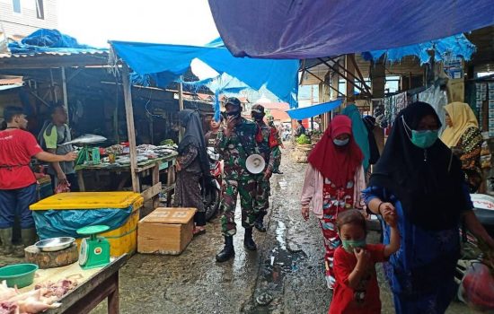 TNI Ingatkan Pengunjung Pasar, Tetap Patuhi Prokes