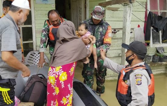 Danpos Ramil tenggulun Peltu Marsono bantu warganya terdampak banjir