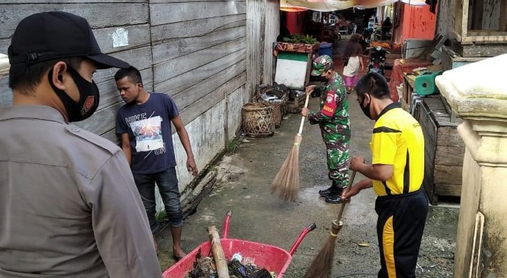 Sinergitas TNI Dan Polri Bersama Warga Bersihkan Pasar.