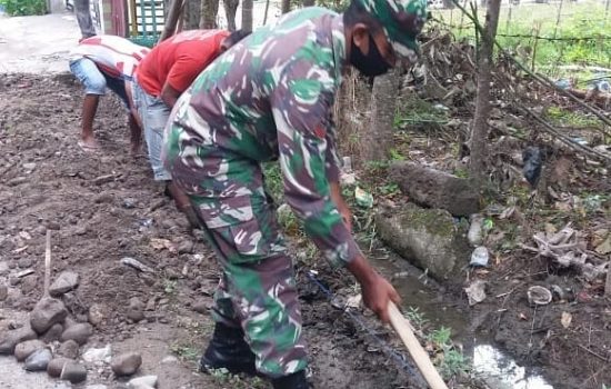 Bersama Warga Anggota Koramil 04/Pidie Himbau Warga Jaga Kebersihan Lingkungan.