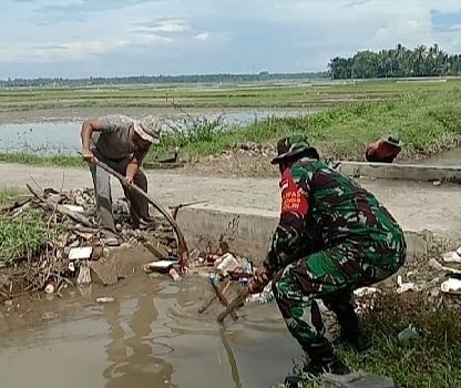 Babinsa Bersihkan Sampah di Saluran Irigasi Gampong Pante Ara