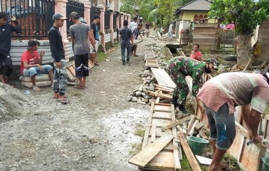Antisipasi Banjir Babinsa Bantu Warga Buat Parit Di Desa Binaan.