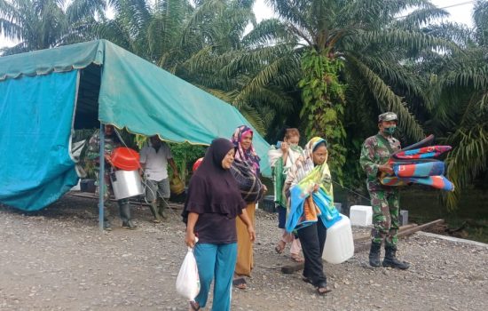 Banjir Surut, Babinsa 07/Kjm Bantu Pengungsi di Rimba Sawang Kembali ke Rumah