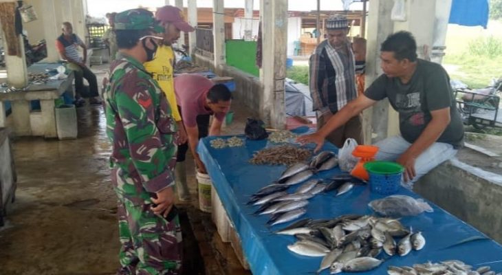 Babinsa Posramil Kuala Melaksanakan Komsos Dengan Pedagang Ikan
