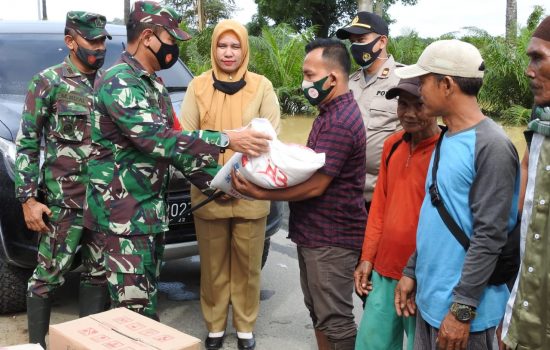 Dandim 0117/Atam Bersama Muspika Berikan Bantuan Sembako Terhadap Korban Banjir di Dua Kecamatan