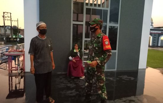 TNI Peduli Bagikan Masker Gratis Di Rumah Ibadah