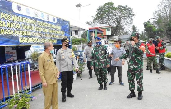 Dandim 0117/Atam Bersama Forkopimda Aceh Tamiang Memeriksa Surat Reaktif Covid-19 Bagi Warga Yang Akan Melintas Atau Keluar Masuk Kabupaten Aceh Tamiang
