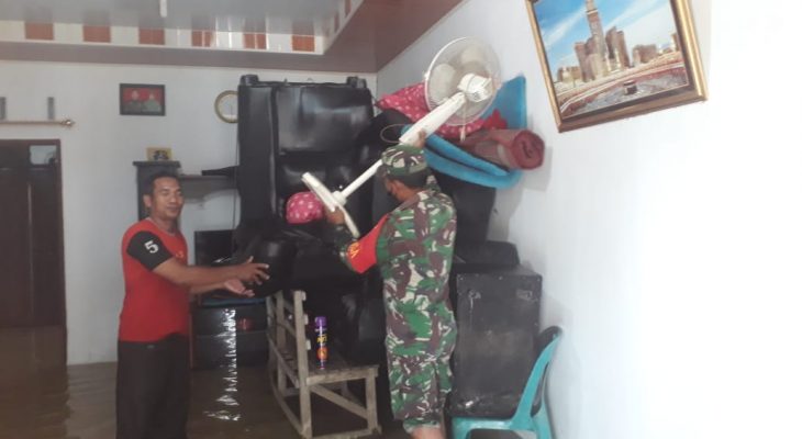 Babinsa Koramil 04/Bdh Siaga Jaga Rumah dan Bantu Pindahkan Barang Berharga Korban Banjir di Desa Binaan