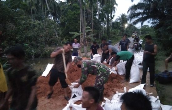 Anggota koramil 04/Bdh Bersama Warga Rantau Pakam Gotong Royong Perbaiki Tanggul Sungai Jebol