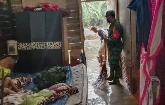 Pasca Banjir, Babinsa Lubuk Batil Membantu Bersihkan Rumah Warga