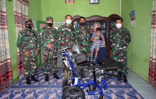 Sambangi Anak TNI Penderita Hydrocephalus, Danrem Baskoro Salurkan Bantuan Dari Pangdam