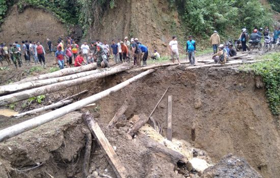 Akses Jalan Lumpuh Total, Prajurit TNI Bersama Warga Bangun Jembatan Darurat