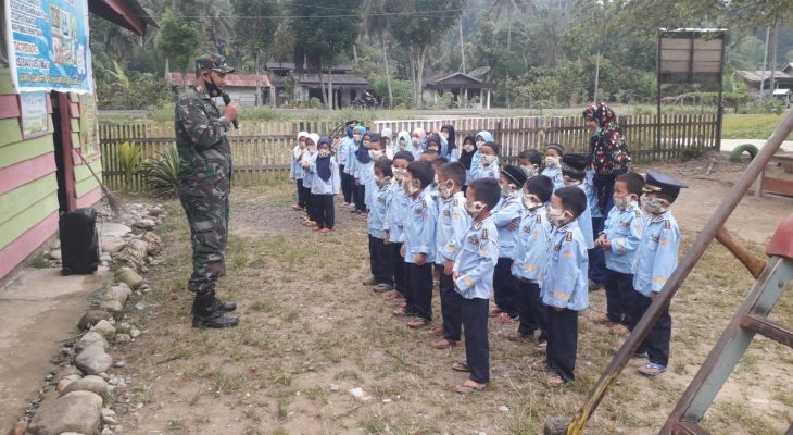 Babinsa Agara, Memberikan Pengenalan Tentang Tugas Dan Fungsi Prajurit TNI Kepada Taman Kanak-Kanak (TK)
