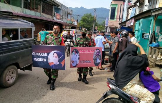 TNI Himbau Masyarakat Terapkan Protkes dan Bagikan 200 Masker