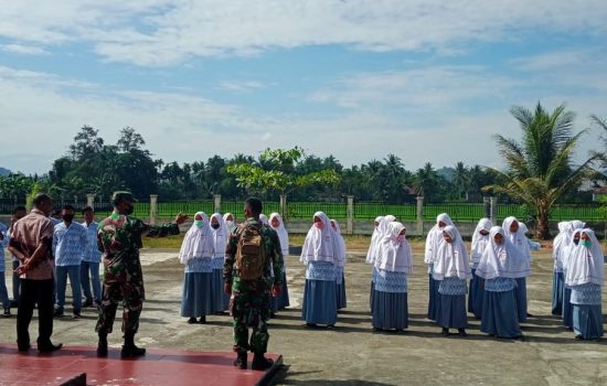 Anggota Satgas TMMD 110 sosialisasikan pendaftaran TNI