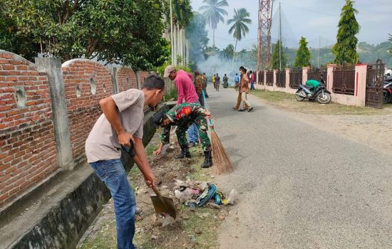 Ciptakan Lingkungan Yang Bersih Dan Sehat Anggota Koramil 23/Batee Ajak Warga Bersihkan Lingkungan