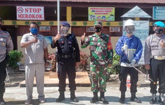 TNI/Polri Birem Bayeun Bersinergi, Lakukan Penyemprotan Disinfektan dan Sosialisasi Prokes