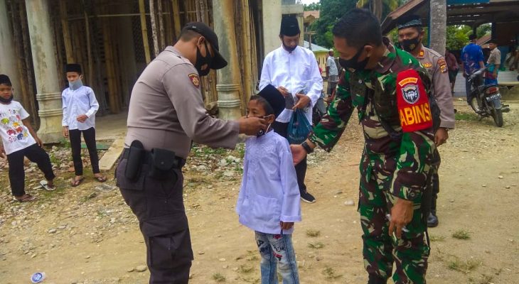 TNI Sosialisasi Prokes Sekaligus Bagi Masker di Darul Falah