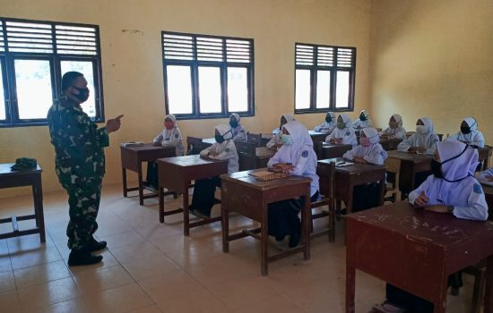 Peduli Akan Generasi Penerus Bangsa, TNI Sosialisasikan Protokol Kesehatan di Sekolah Pedalaman Aceh Timur