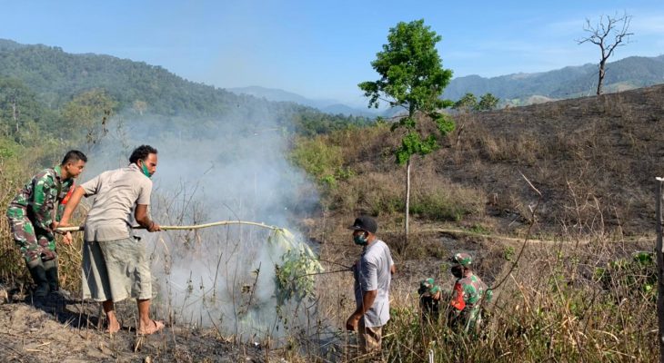 TNI dan Masyarakat Leuser Bersinergi Padamkan Api