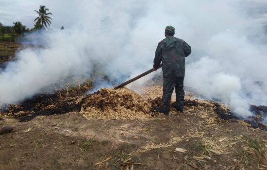 TNI Tempuh 3km Untuk Padamkan Api Sangaja Dibakar, Titik Api Terpantau Hotspot
