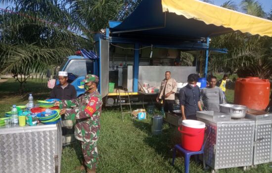 Sumur Gas Bocor, Babinsa Ramil 18/Bda Bantu Dinsos Siapkan Makanan Pengungsi