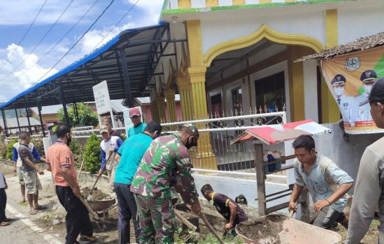 Serda Musrianto Bersama Warga Bersihkan Saluran Parit Masjid