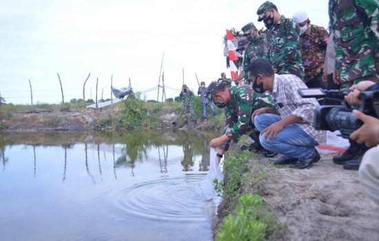 Danrem Tabur 10000 Benih Ikan Di Aceh Timur
