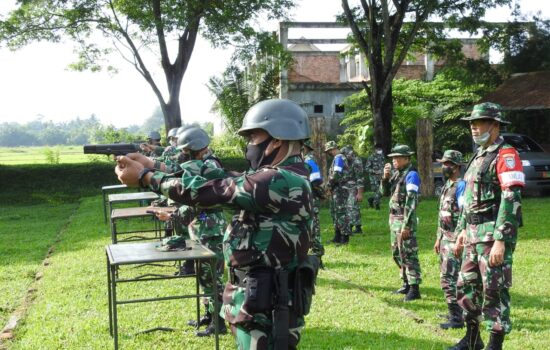 Perwira Kodim 0117/Aceh Tamiang Asah  Kemampuan Latihan Menembak Pistol FN P1 Triwulan II TA. 2021