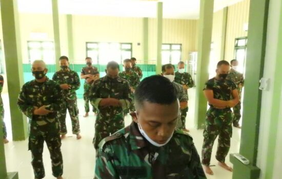 Anggota Kodim 0117/Aceh Tamiang Laksanakan Shalat Ghaib Atas Meninggalnya Warga Masyarakat Yang Diduga Terpapar Covid-19