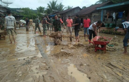 TNI Turun Langsung Gotong-royong Bersihkan Material Pasca Banjir