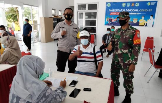 TNI-POLRI Kawal Pelaksanaan Hari Ke-4 Vaksinasi Lansia Tahap I