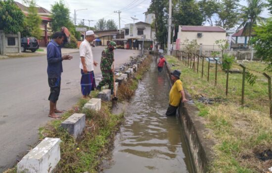 Cegah Terjadinya Banjir, Babinsa Bantu Warga Bersihkan Saluran Irigasi