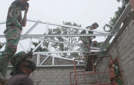 Rangka Atap Baja Ringan Bangunan RTLH Mulai Dipasang