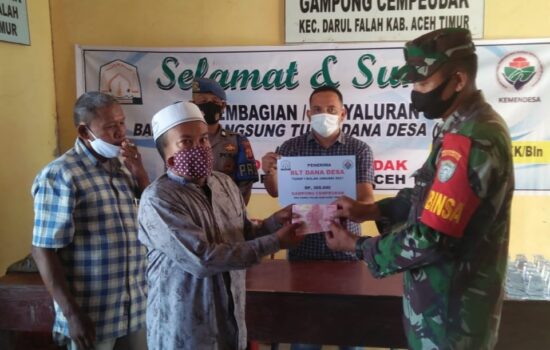 Sinergitas TNI-Polri, Kawal Langsung Penyaluran BLT DD Tahap I Desa Ceumpedak