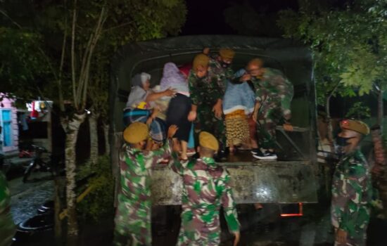 Anggota TNI bantu Evakuasi Warga Terdampak Banjir Di Kecamatan Padang Tiji