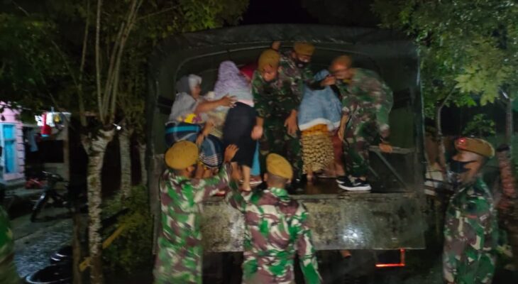 Anggota TNI bantu Evakuasi Warga Terdampak Banjir Di Kecamatan Padang Tiji