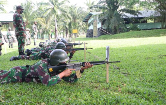 Asah Ketangkasan, Puluhan Prajurit Kodim Aceh Timur Latihan Menembak Senjata Ringan