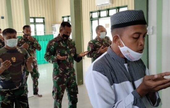 Anggota Kodim 0117/Aceh Tamiang Laksanakan Shalat Ghaib Untuk Korban Meninggal Covid-19