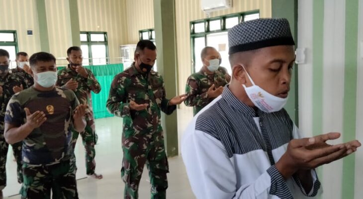 Anggota Kodim 0117/Aceh Tamiang Laksanakan Shalat Ghaib Untuk Korban Meninggal Covid-19
