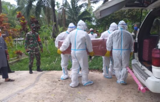 TNI – POLRI Kawal Pemulasaran Jenazah Yang Meninggal Akibat Terpapar Covid-19 di Simpang Ulim