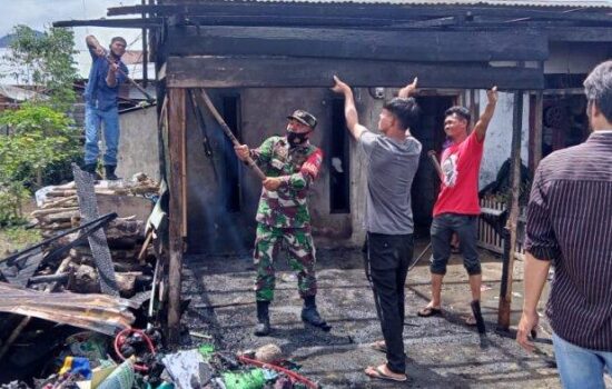 Satu Rumah Warga di Bener Meriah Terbakar, TNI dan Polri Turut Berjibaku Padamkan Api