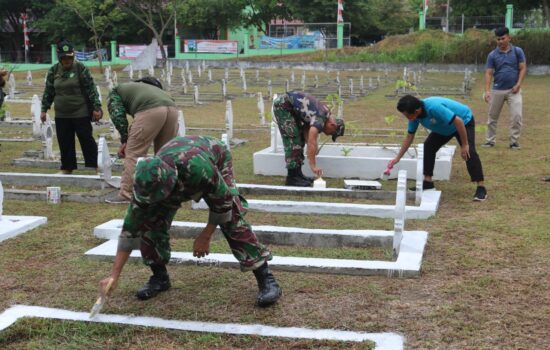 Peringati HUT Ke-76 RI, TNI dan Warga Gotong Royong Bersihkan Makam Pahlawan