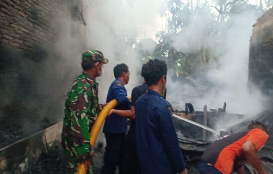 Dugaan Arus Pendek Listrik 5 Unit Rumah Terbakar