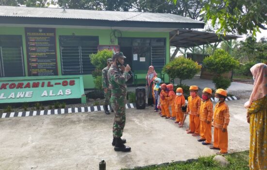 TNI Terima Life Sklil siswa-siswi TK Al-Fathaniyah