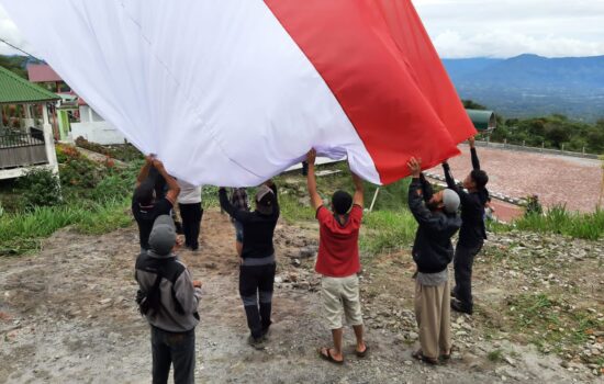 HUT Ke-76 RI, Masyarakat Kibarkan Bendera Merah Putih di Gunung Burni Telong