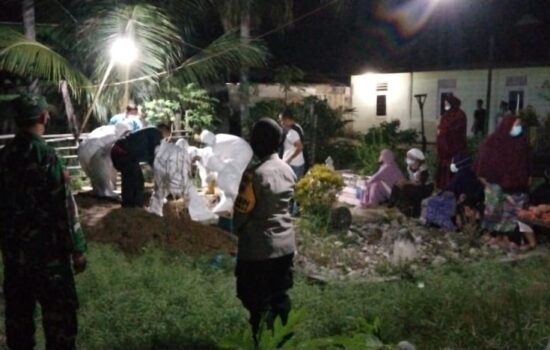 TNI-Polri Bantu Penerapan Prokes Pemakaman Warga
