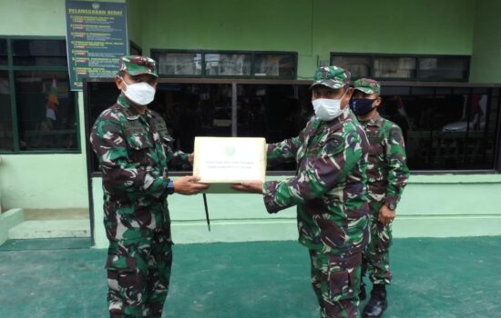 Perangi Covid – 19 Dilingkungan Kodim, Dandim 0117/Aceh Tamiang Berikan Bantuan APD dan Vitamin kepada personel jajaran  Kodim 0117/Atam