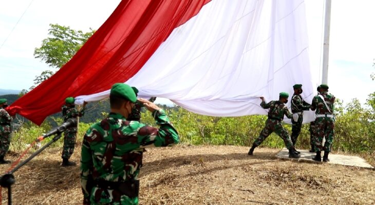 HUT Ke-76 RI, TNI Kibarkan Bendera Merah Putih Raksasa di Puncak Cot Khan Gunung Halimun Tiro