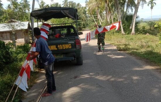 Antusias Warga Bersama Satgas TMMD Memasang Umbul Umbul di Sepanjang Jalan menuju Lokasi TMMD Ke 112 TA.2021 Kodim 0103/Aceh Utara.